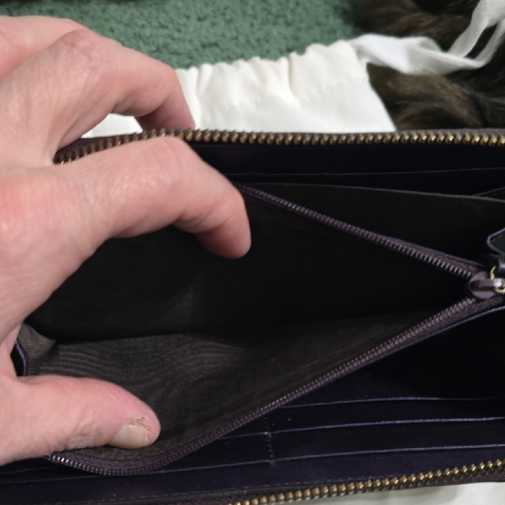 Gucci Embossed Patent Guccissima Zip-Around Wallet - Picture 5 of 8